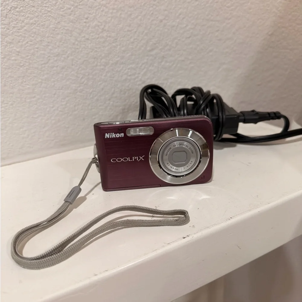 Nikon Coolpix S210 Digital Camera 10MP 3x Zoom Red Tested Working w Charger